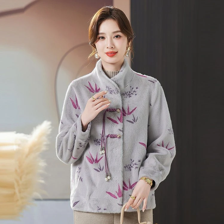 568时尚妈妈冬装皮毛一体外套新款中老年女高贵上衣