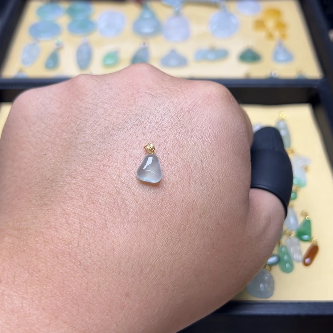 翡翠18K金镶嵌颈饰福瓜