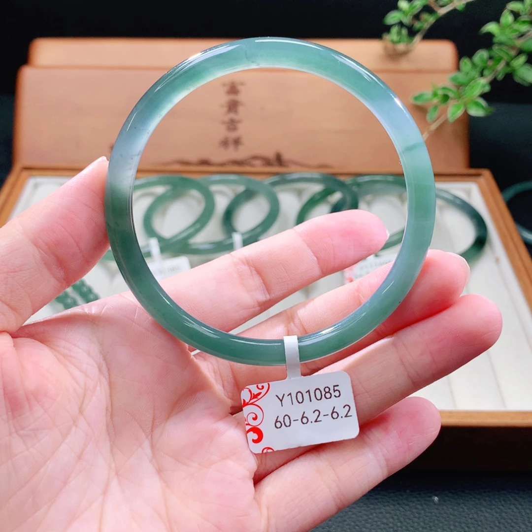 未镶嵌手镯（圆镯）翡翠