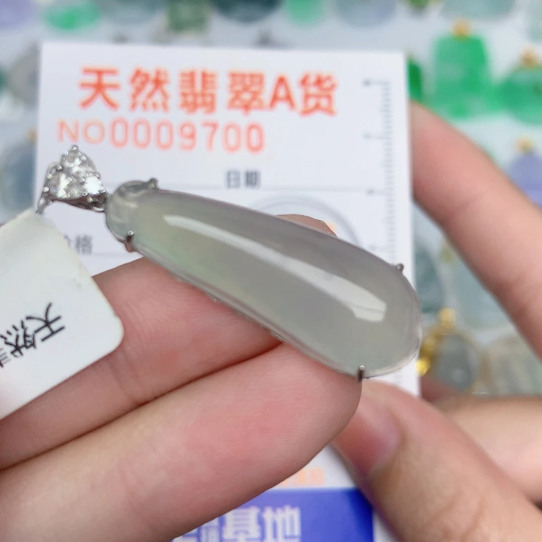 翡翠18K金镶嵌颈饰瓜