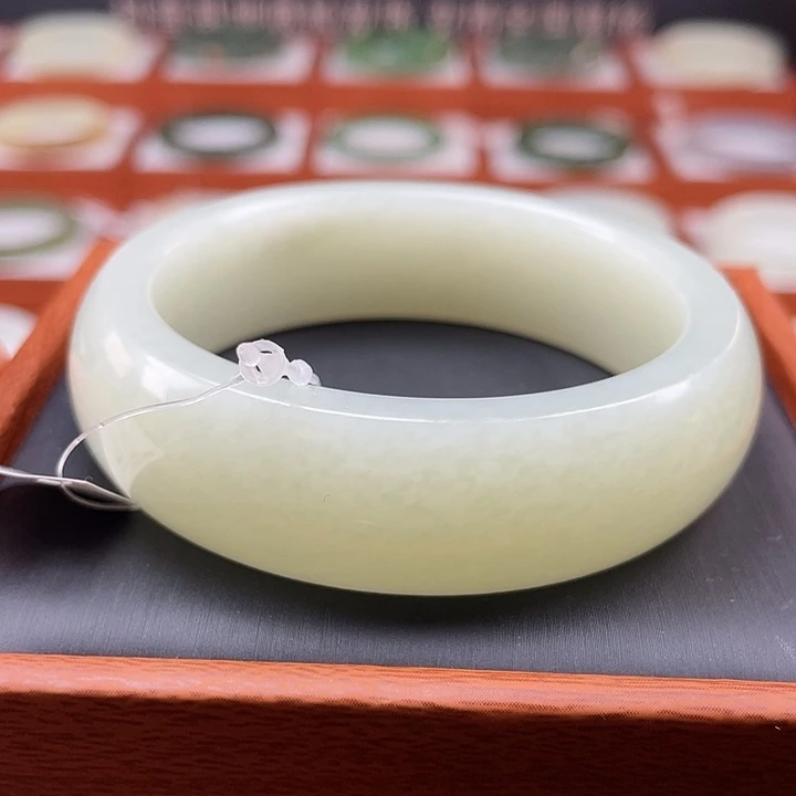 和田玉手镯未镶嵌青白