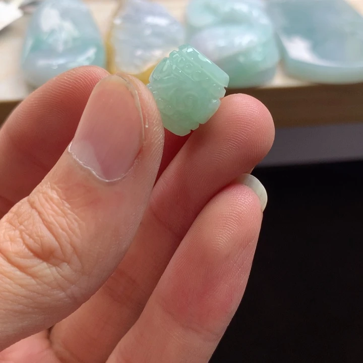 翡翠未镶嵌颈饰吊坠