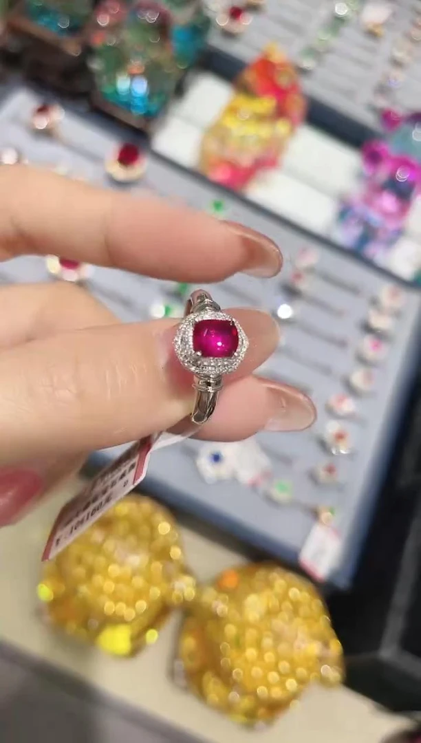 18K金镶嵌天然无烧红宝石戒指