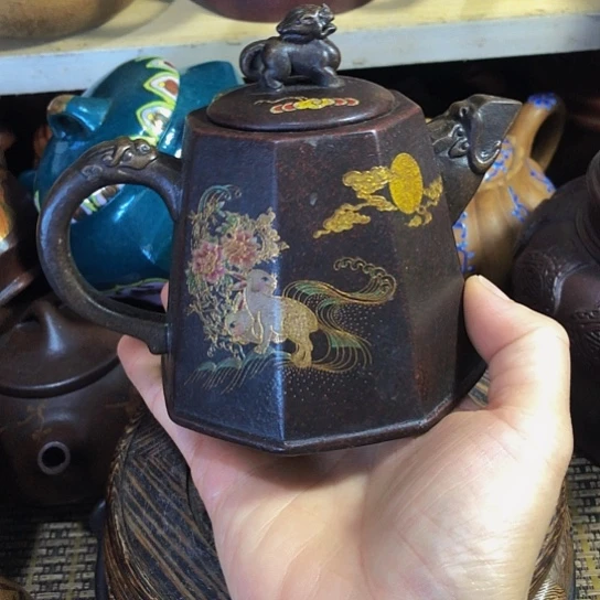 茶壶紫砂原矿泥料手工制作的一把紫砂壶。