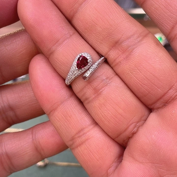 铂Pt950镶嵌戒指红宝石鸽血红主石：0.63ct