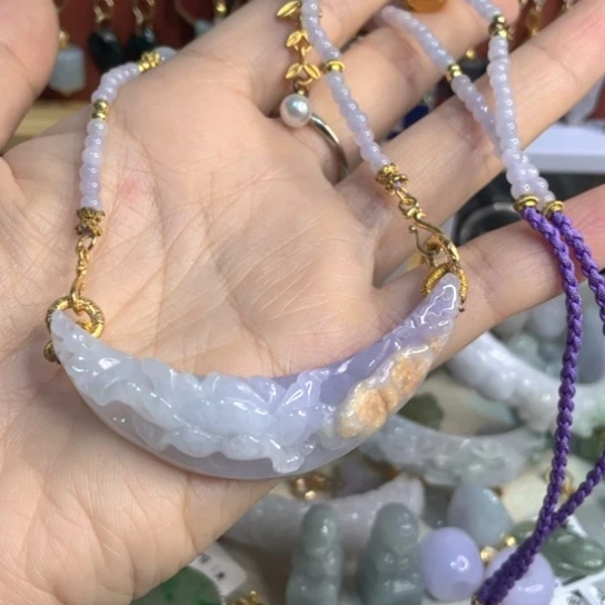 翡翠未镶嵌颈饰蝶恋花