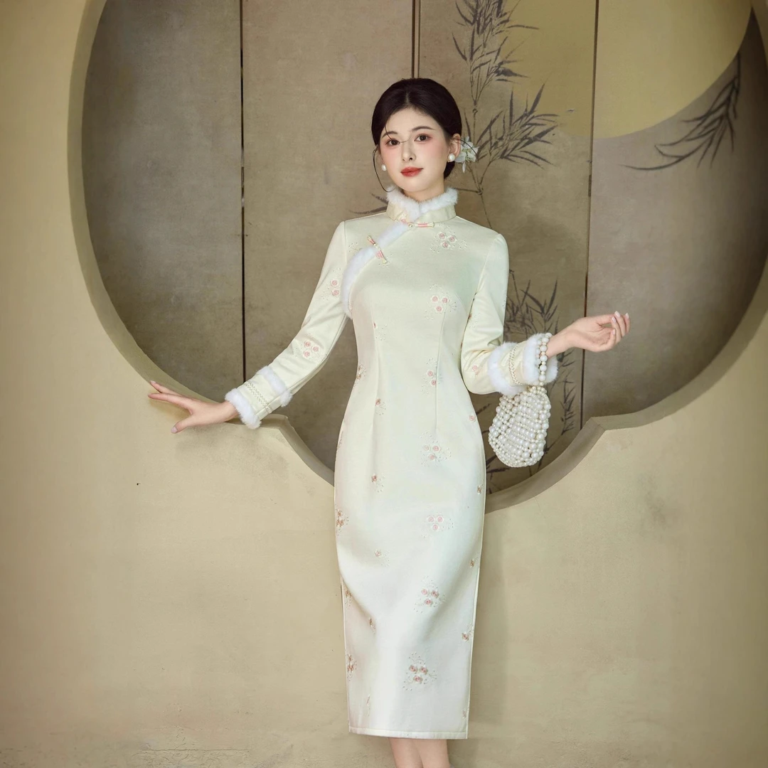米色绣花新中式加绒保暖毛绒领旗袍女2025冬新款改良年轻款气质