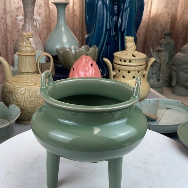 龙泉窑梅子青釉三足炉