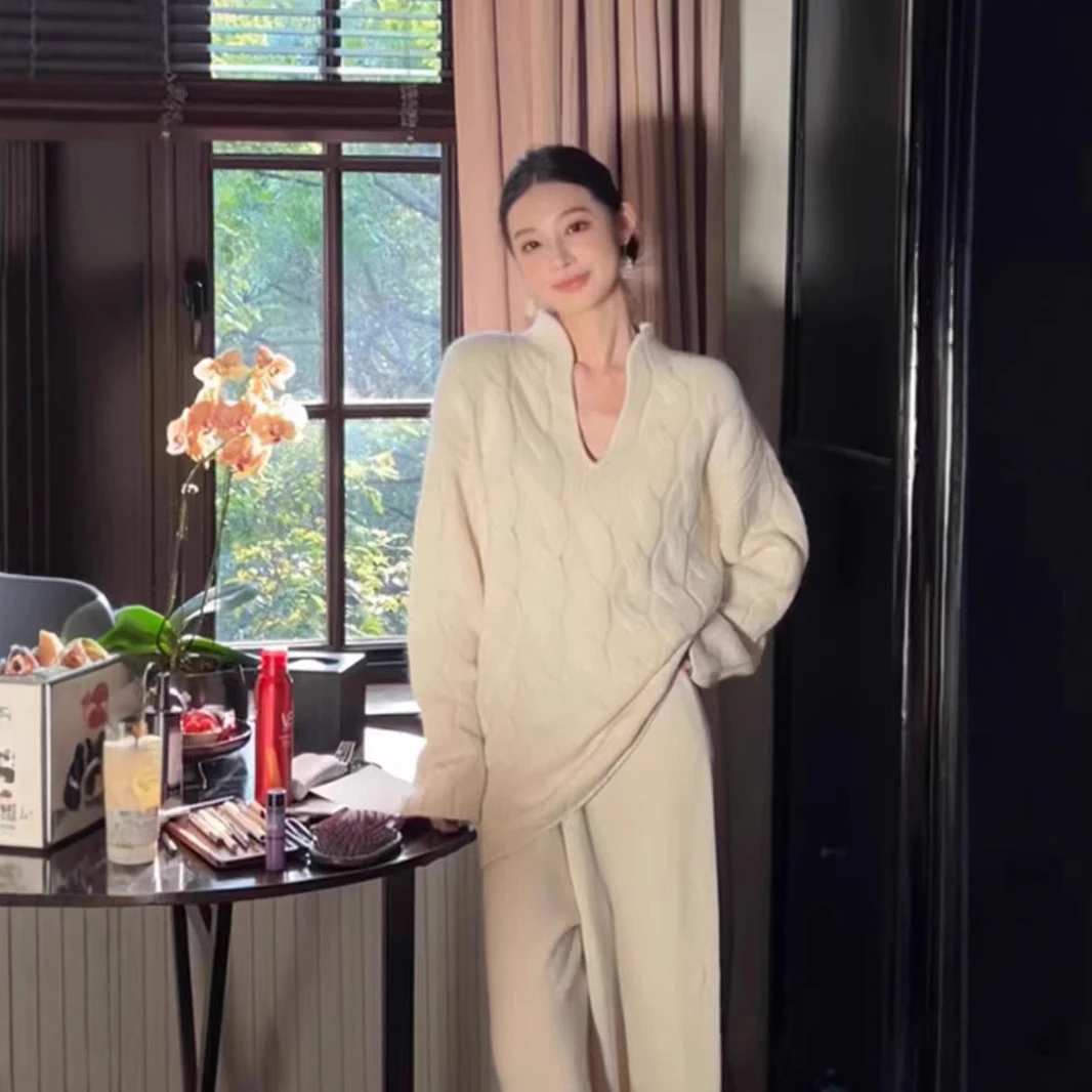 温柔系穿搭秋冬白色V领针织衫宽松阔腿裤减龄漂亮洋气两件套装女