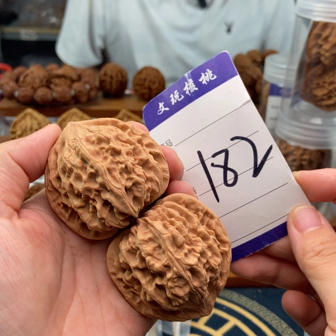 文玩核桃把件48鸡心