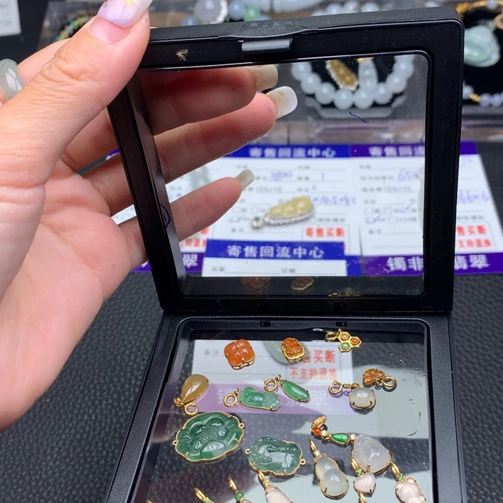 颈饰18K金镶嵌翡翠洋****?