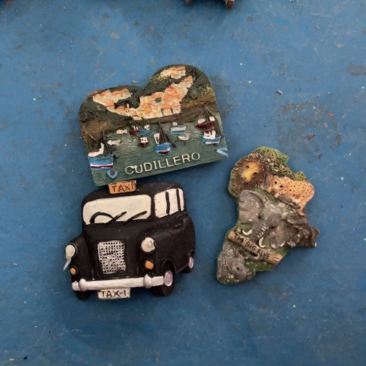 摆件E****r            微瑕。