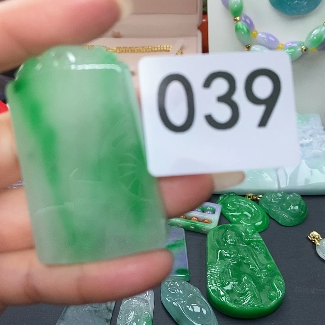 翡翠吊坠(赠链)未镶嵌