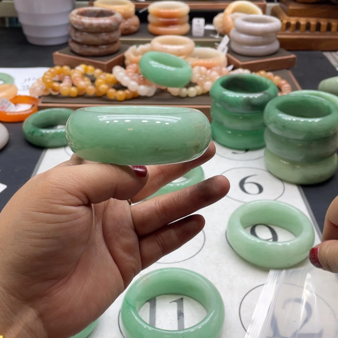 云***菇石英岩玉未镶嵌手镯