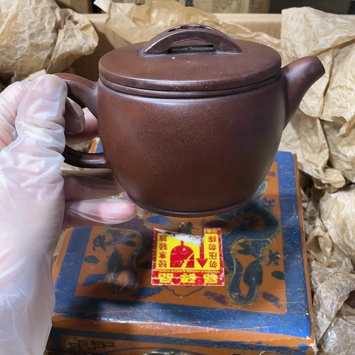 紫砂茶壶矿泥料手工制作的一把紫砂壶。