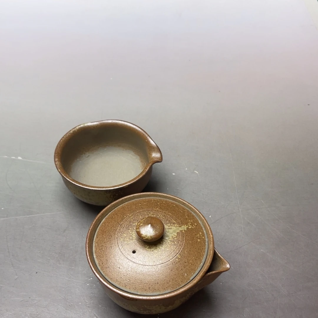 瓷片密密麻麻地铺满一