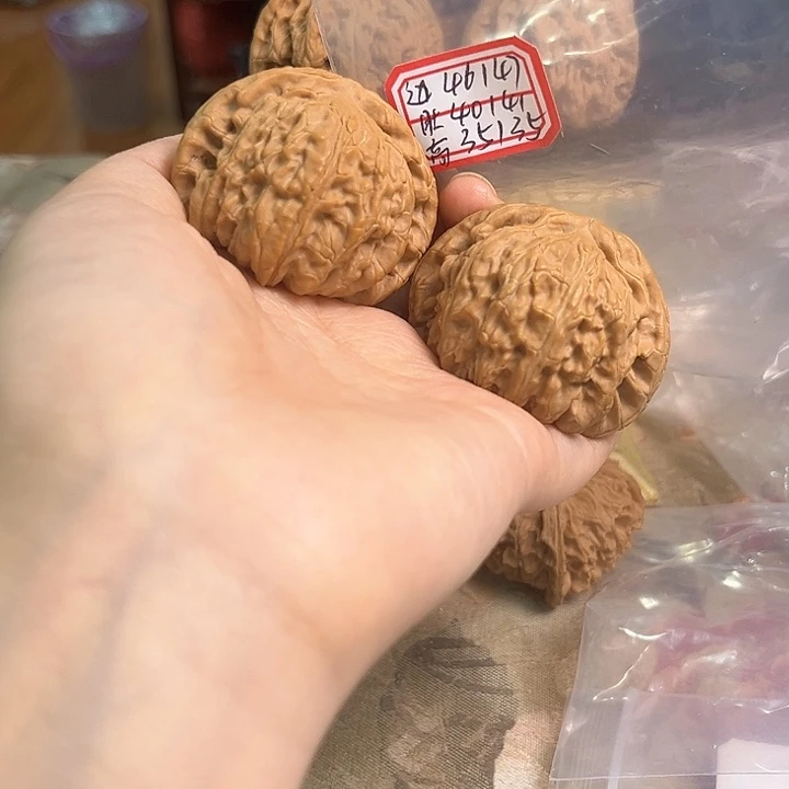 文玩核桃把件一***?白狮子有黄