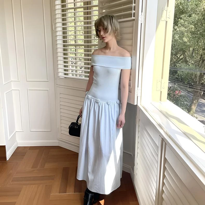 【奥莉】2025春夏: 法式温柔风花朵装饰一字领连衣裙82017