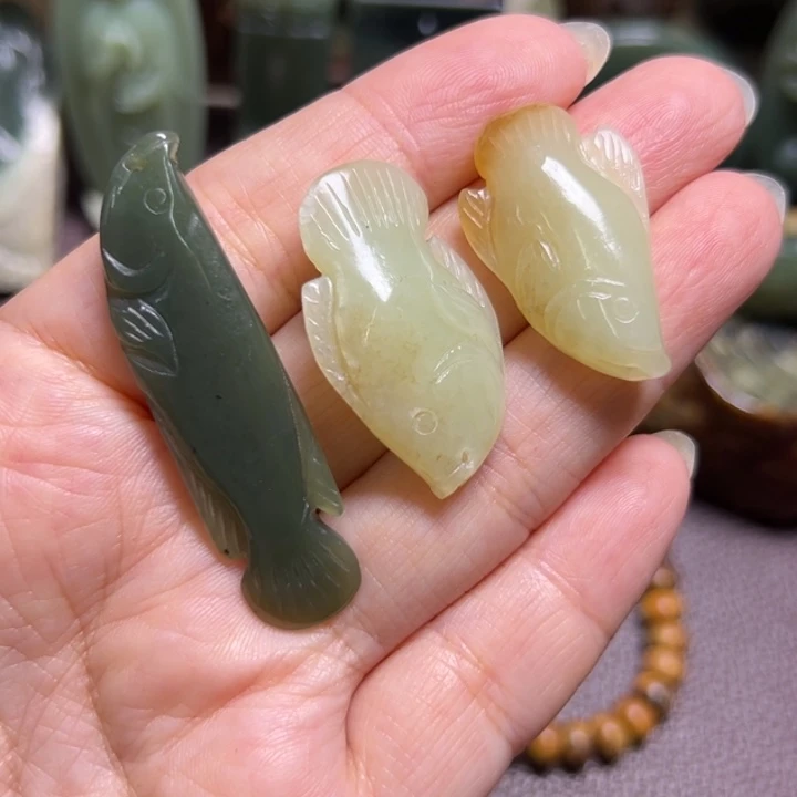 半***人颈饰未镶嵌岫岩河磨玉（透闪石质玉）