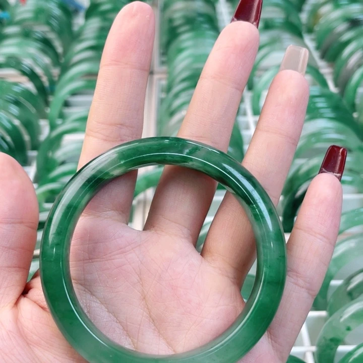 石英质玉（非洲翠）手镯未镶嵌