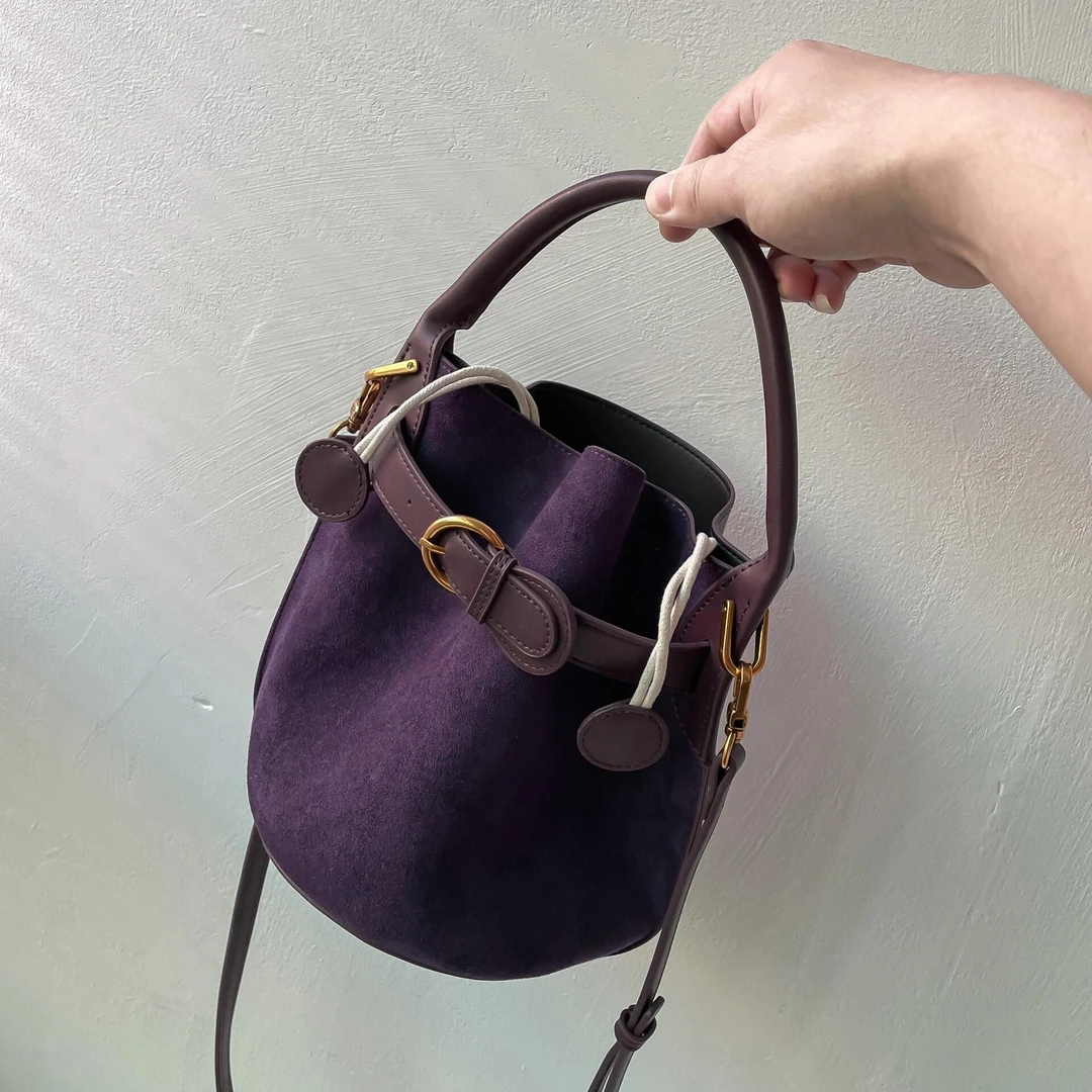 小众设计高级感紫色丝绒水桶包包女2025秋冬新款通勤潮单肩斜挎包