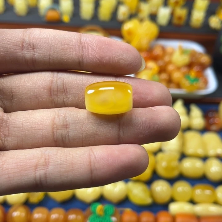 琥珀未镶嵌裸石卡12大加金白桶珠一颗