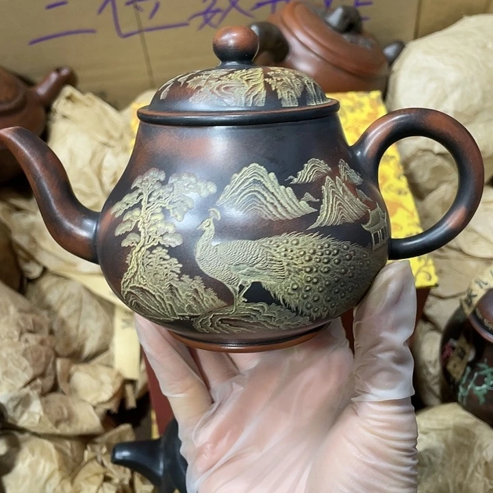 紫砂茶壶原矿泥，手工制作一把紫砂壶。