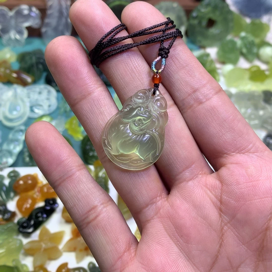 岫玉颈饰未镶嵌虎牌