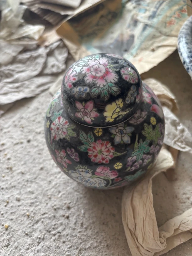 手绘黑花罐子一个