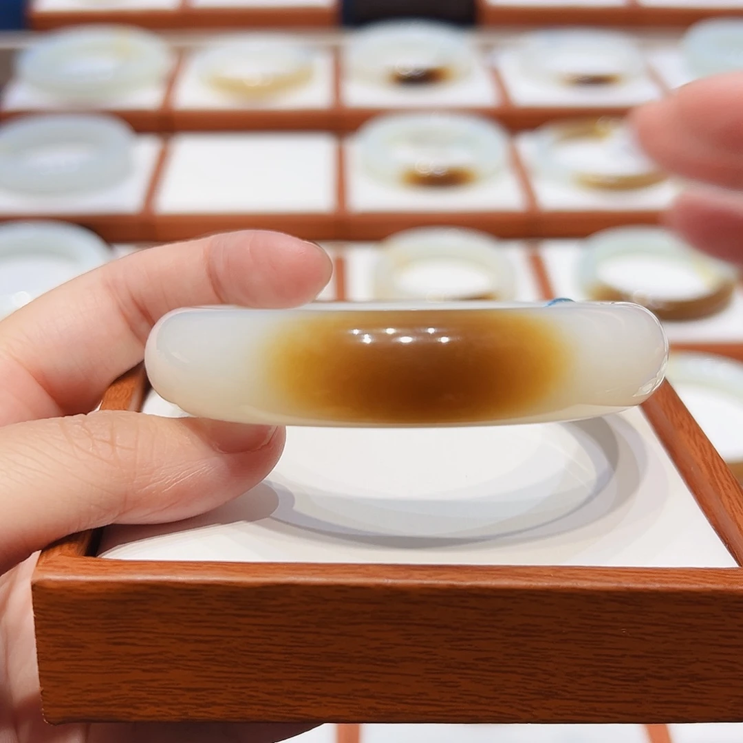 和田玉未镶嵌手镯一口糖5859