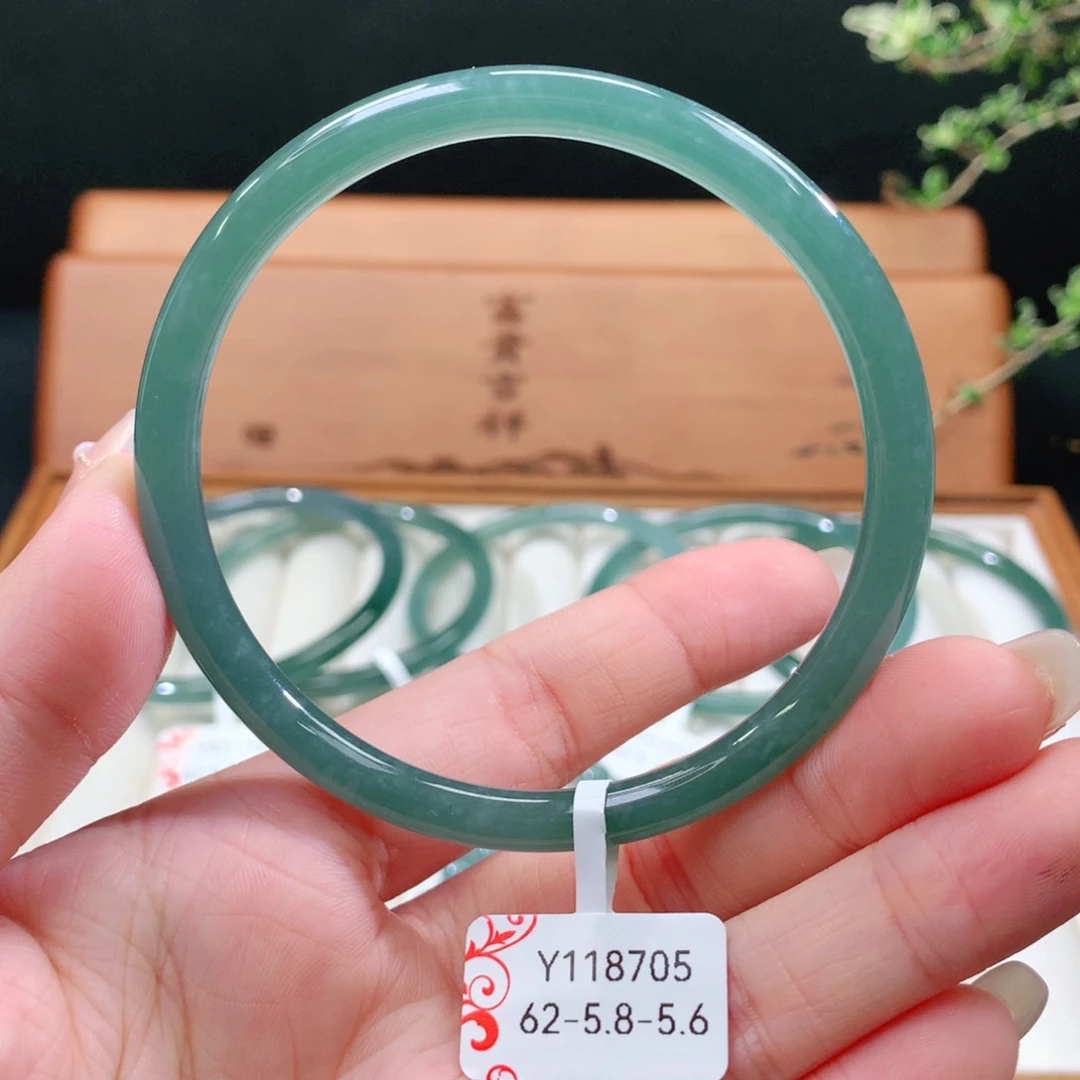 翡翠手镯未镶嵌天然