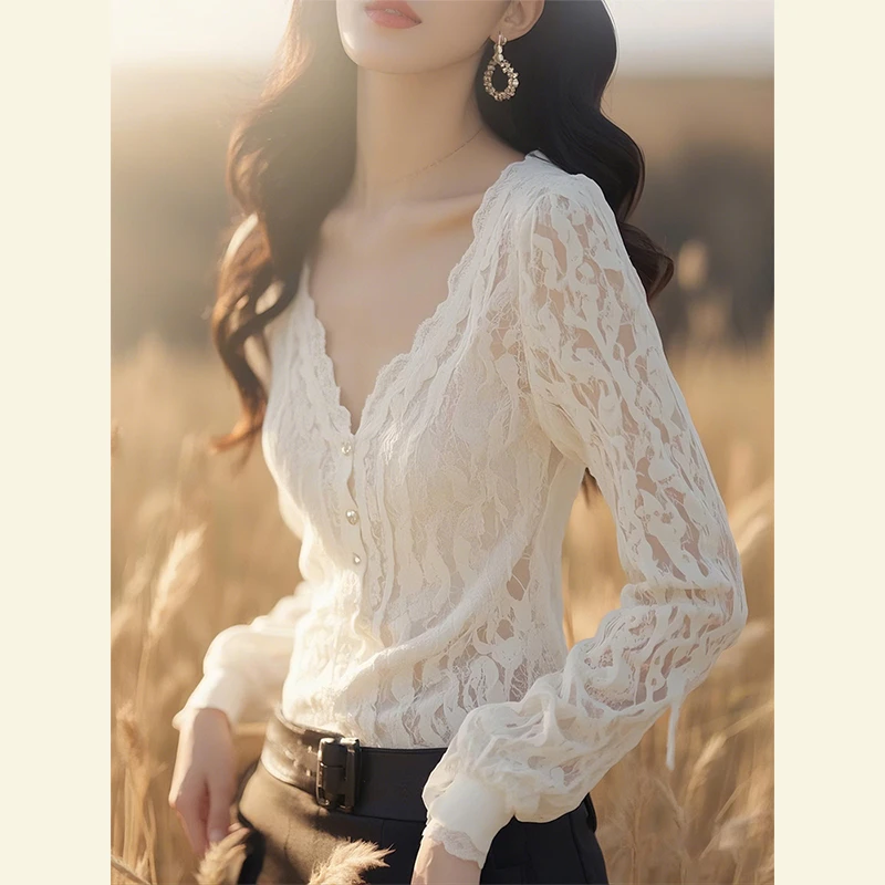 早春法式独特别致时尚洋气冷淡系小众轻奢高级感白色蕾丝V领衬衫