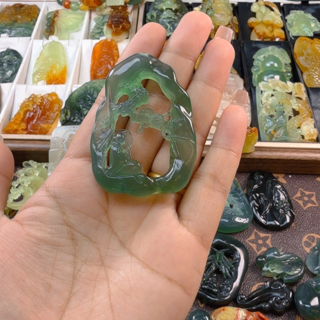 小***酌蛇纹石玉未镶嵌颈饰