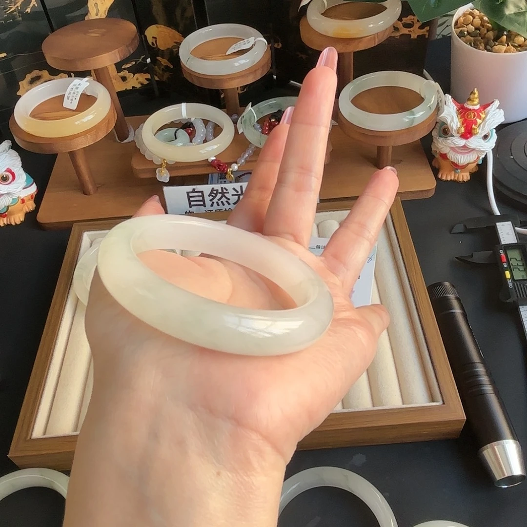 爱****石英质玉未镶嵌手镯77
