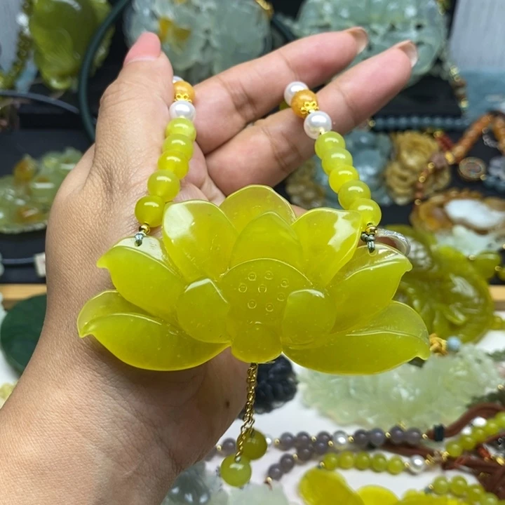 蛇纹石玉未镶嵌颈饰