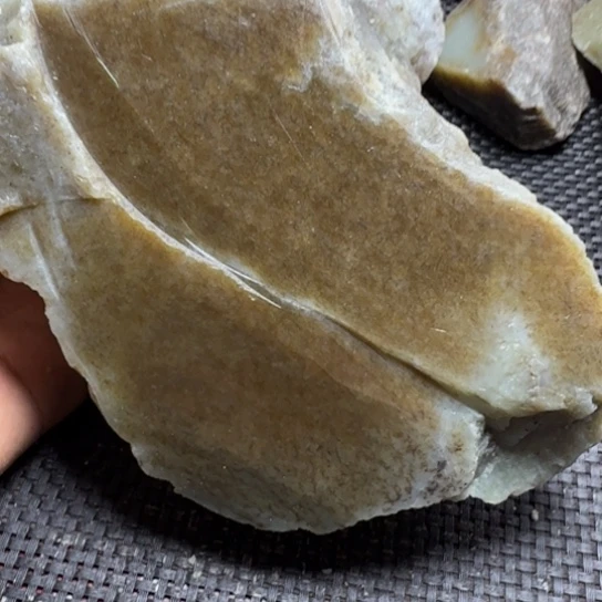 昆***物和田玉（糖玉）未镶嵌珠宝半成品