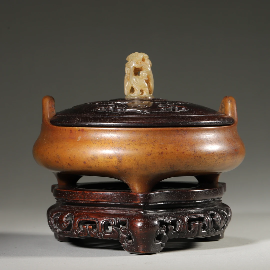 Lot35清代 铜冲天耳三足香炉