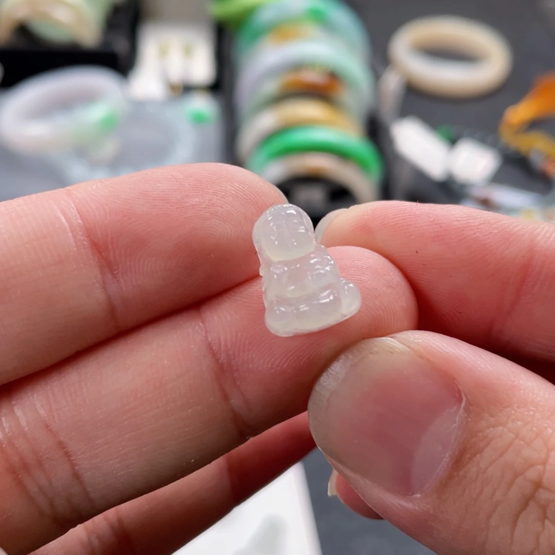 翡翠颈饰未镶嵌早**岸吊坠