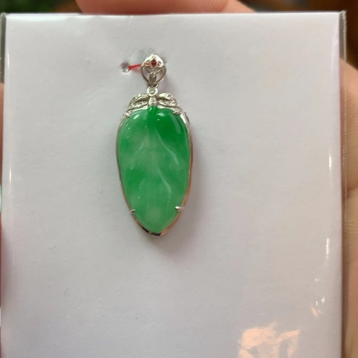 翡翠颈饰18K金镶嵌翡翠吊坠