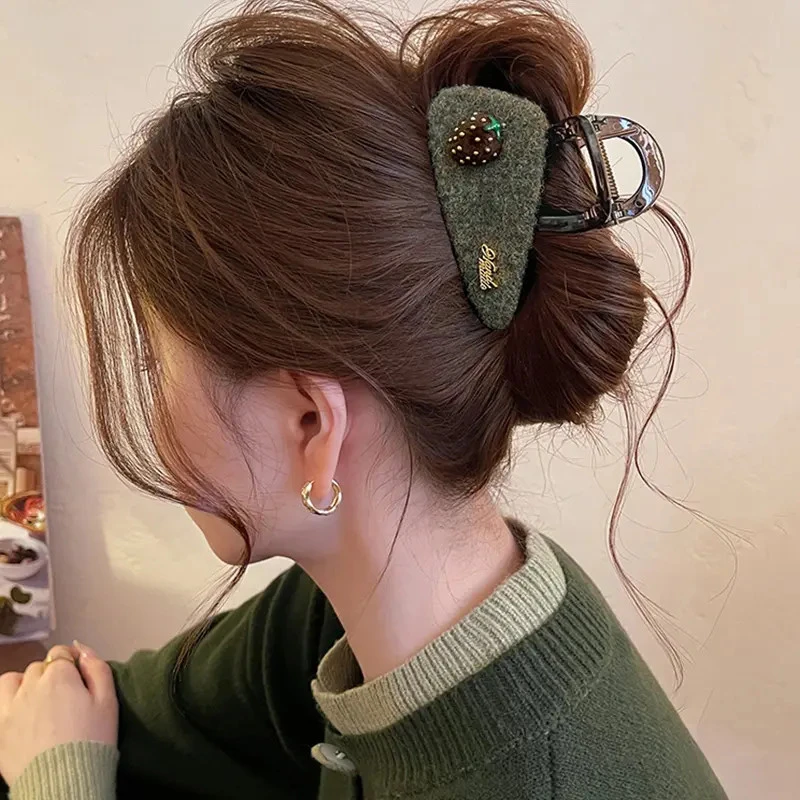 原版草莓毛毡三角头发抓夹女高级感鲨鱼夹2025新款发夹发饰c商品图