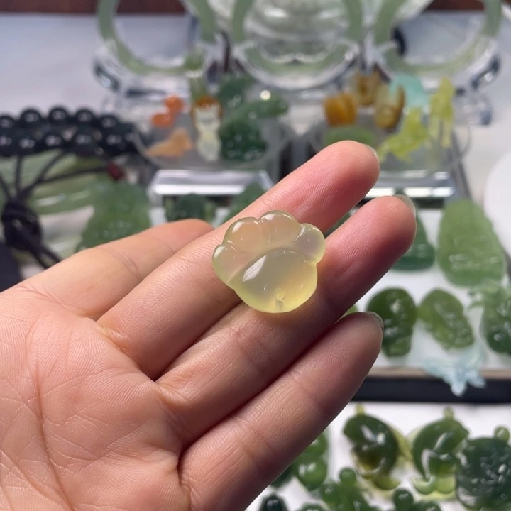 岫玉未镶嵌颈饰吊坠