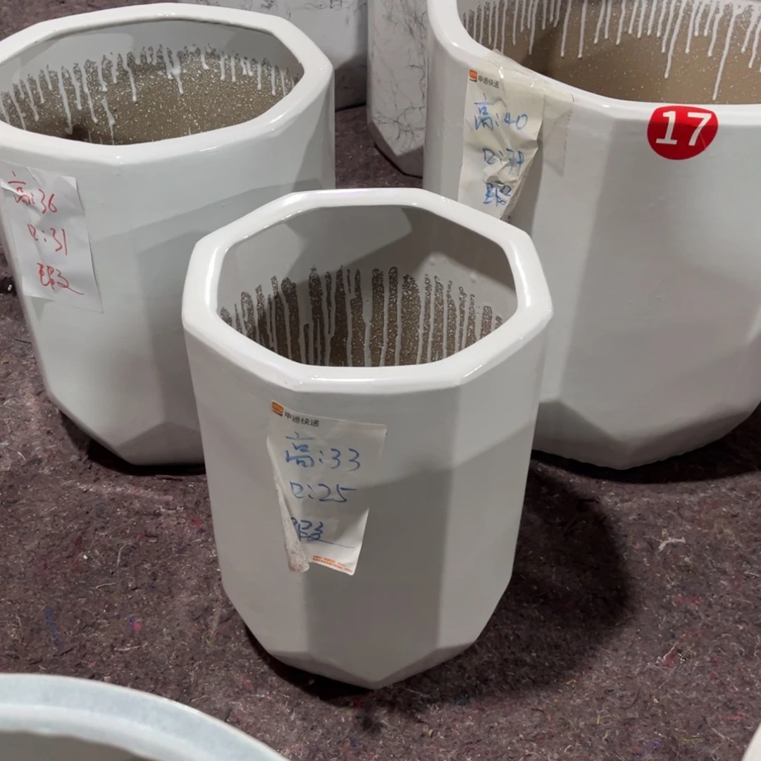 白色八包盆一套三个花盆