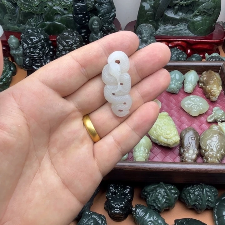 和田玉未镶嵌把件