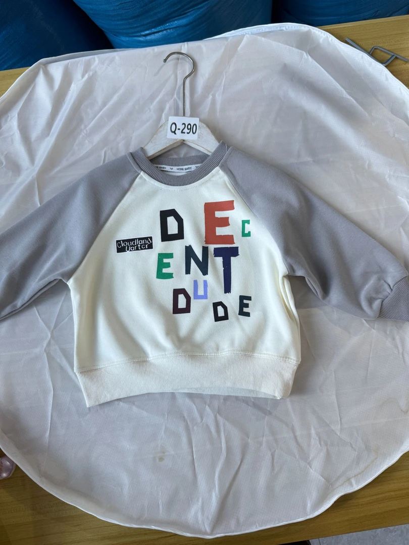 Q-290 灰色插肩袖字母卫裤