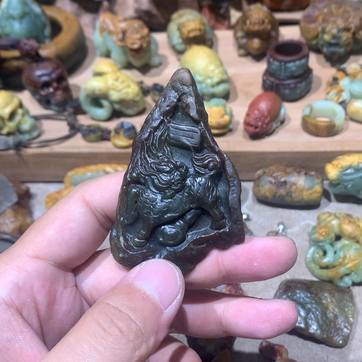 未镶嵌岫岩河磨玉（透闪石质玉）挂件