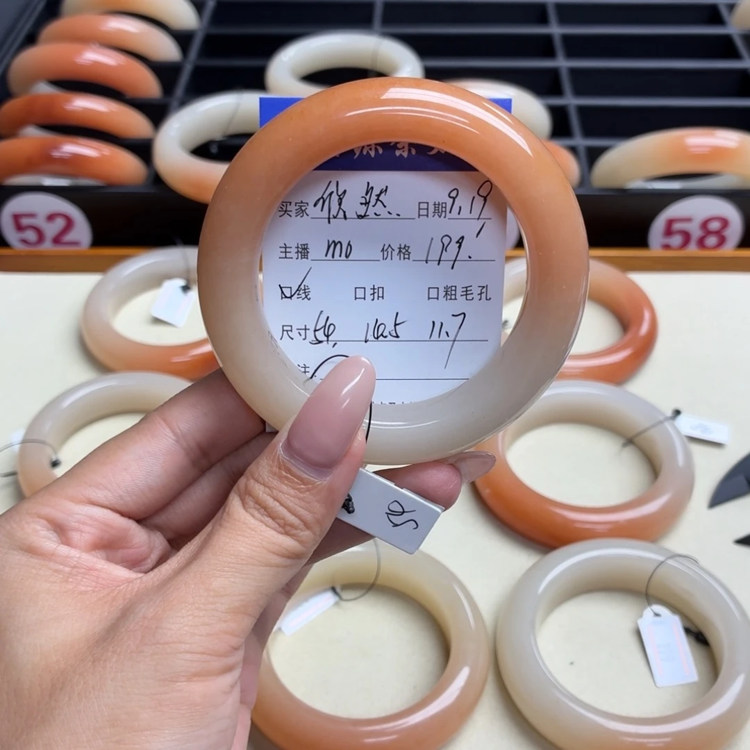 欣***✰未镶嵌手镯石英质玉