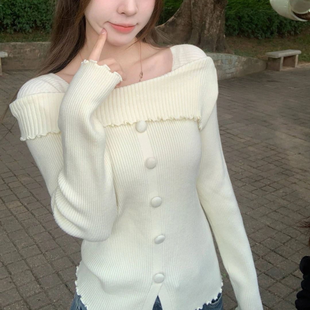 法式甜美温柔风方领针织长袖打底衫女装秋冬一字领纽扣木耳边上衣