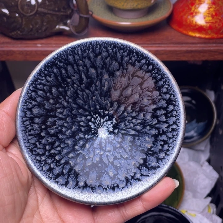 茶盏在我家门口呢在我