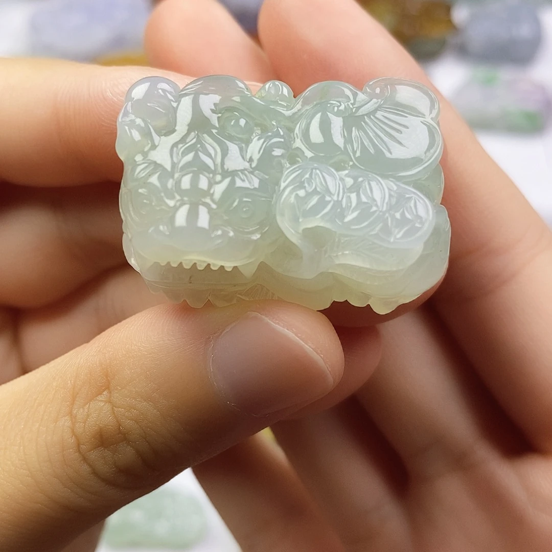 无***夜翡翠未镶嵌颈饰貔貅
