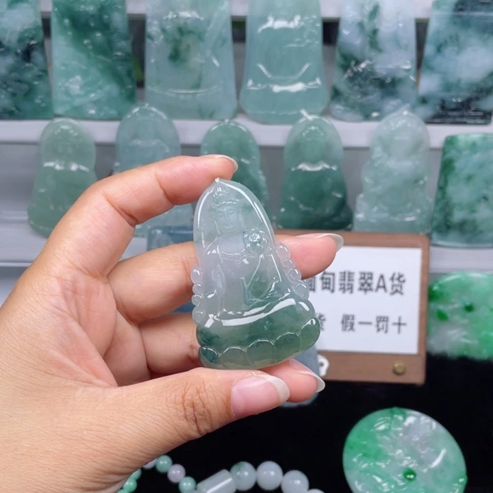 颈饰未镶嵌翡翠轮****油素衣观音